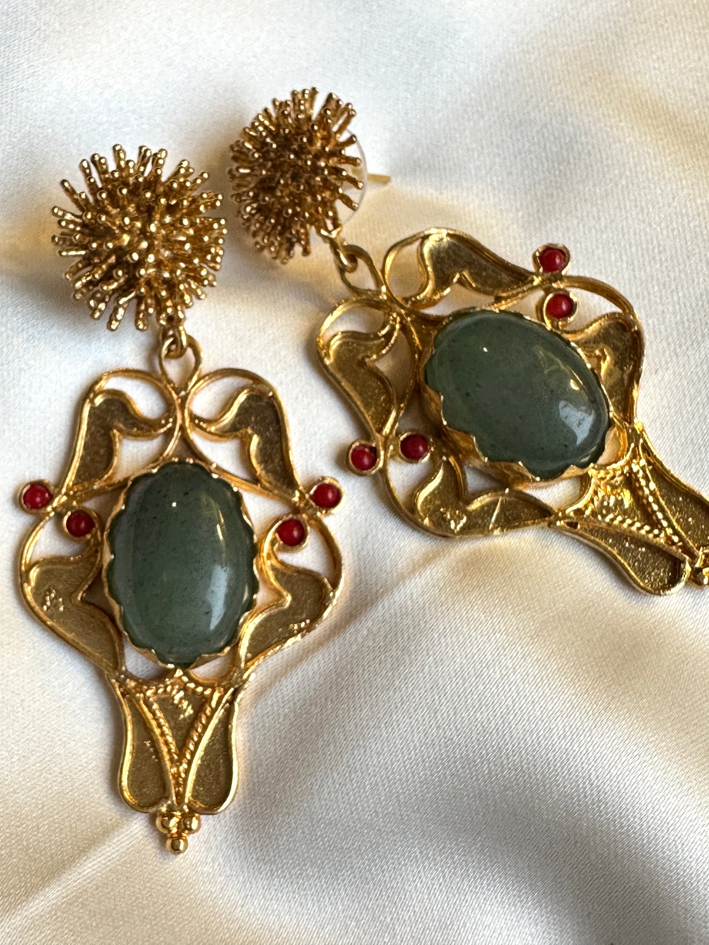 VICTORIAN REGALIA